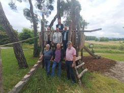 Das Bild zeigt Magistratsmitglieder bei der offiziellen Freigabe des neuen Spielgeräts „Baumhaus“Standarddatei