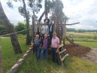 Das Bild zeigt Magistratsmitglieder bei der offiziellen Freigabe des neuen Spielgeräts „Baumhaus“Standarddatei