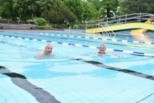Bürgermeister Christian Schönung und GGEW-Vorstand Carsten Hoffmann beim Anschwimmen