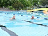 Bürgermeister Christian Schönung und GGEW-Vorstand Carsten Hoffmann beim Anschwimmen