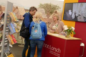 Besucher am Maimarkt-Stand der Stadt Lorsch und des Klosters