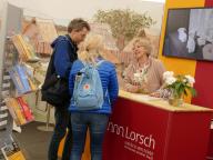 Besucher am Maimarkt-Stand der Stadt Lorsch und des Klosters