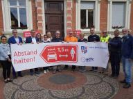 Gruppenfoto zur Aktion Abstand halten