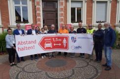 Landrat Christian Engelhardt (2.v.l), der Bürgermeister der Stadt Lorsch, Christian Schönung (rechts daneben), die in der Kreisverwaltung für den Radverkehr zuständige Sachbearbeiterin Lisa-Marie Riemann (links), die erste Vorsitzende des ADFC, Anette Seip (5.v.l.), der zweite Vorsitzende des ADFC, Friedhelm Höcker (rechts daneben) sowie weitere Vertreterinnen und der Vertreter der Kooperationspartner und teilnehmenden Kommunen beim Aktionsauftakt in Lorsch.