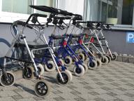 Bild mit parkenden Rollatoren