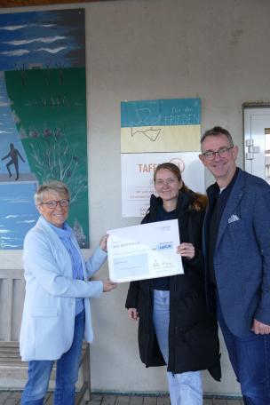 Spendenübergabe_Tafel_Bensheim_2024 v.li.: Mariette Rettig (Vorsitzende Tafel Bensheim e.V.), Kim Brunner (Kultur- und Tourismusbüro Stadt Lorsch), Christian Schönung (Bürgermeister Stadt Lorsch)  Foto: Stadt Lorsch