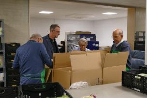 Tafel-Mitarbeiter*innen bei der Arbeit