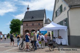 Stand am Welterbetag, im Hintergrund das Kloster