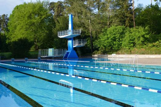 Waldschwimmbad Lorsch / Schwimmerbecken mit Sprungturm