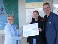 Spendenübergabe_Tafel_Bensheim_2024 v.li.: Mariette Rettig (Vorsitzende Tafel Bensheim e.V.), Kim Brunner (Kultur- und Tourismusbüro Stadt Lorsch), Christian Schönung (Bürgermeister Stadt Lorsch)  Foto: Stadt Lorsch