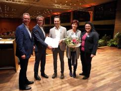 Das Bild 2 zeigt v.l.n.r.: Bürgermeister Christian Schönung, Landrat Christian Engelhardt, Gerhard Arbes und Ehefrau Nora Arbes, Stadtverordnetenvorsteherin Christiane Ludwig-Paul.