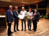 Das Bild 2 zeigt v.l.n.r.: Bürgermeister Christian Schönung, Landrat Christian Engelhardt, Gerhard Arbes und Ehefrau Nora Arbes, Stadtverordnetenvorsteherin Christiane Ludwig-Paul.