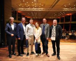 Das Bild1 zeigt v.l.n.r.: Landrat Christian Engelhardt, Bürgermeister Christian Schönung, Selias Ziegler, Jana Sabry, Geschäftsführer BHB Bergstraße Christian Dreiss, Kreisbeigeordneter Matthias Schimpf