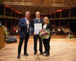 Das Bild2 zeigt v.l.n.r: Bürgermeister Christian Schönung, Oliver Schweikart mit Ehefrau Bianka Köhler-Schweikart