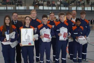 Mannschaft des Jahres Jugenfeuerwehr Lorsch mit Bürgermeister Christian Schönung