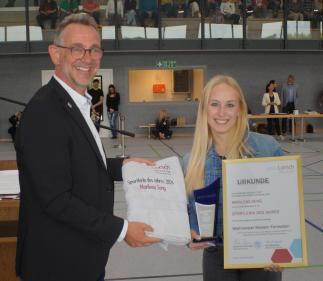 Sportlerin des Jahres Marilena Seng mit Bürgermeister Christian Schönung