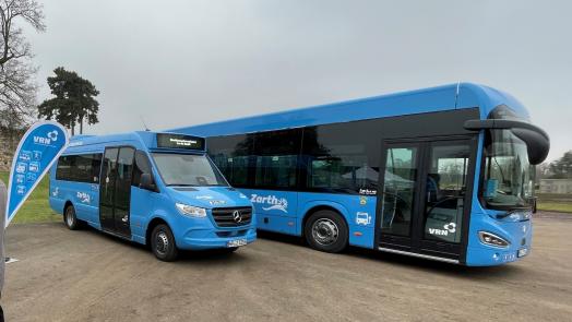 Blaue Busse des ÖPNV