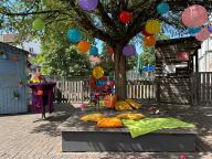 Gemütliche Sitzecke untern Baum