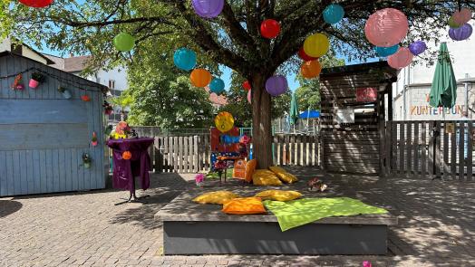 Gemütliche Sitzecke untern Baum
