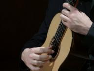 Lorik Pylla an der Gitarre