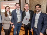 Für die Zukunft von Lorsch: Staatsminister Kaweh Mansoori (re.) hat einen Förderbescheid über 3,3 Millionen Euro an Bürgermeister Christian Schönung (2.v.re.) übergeben. Die ProjektStadt – (v. li.) Christian Schwarzer, Laura Pfisterer und Gregor Voss – unterstützt beim Fördermittelmanagement. Foto: NHW / Marc Strohfeldt