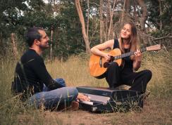 Ulf Kleiner an Fender Rhodes und Flügel und Caro Trischler, Gesang und Gitarre