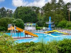 Blick über das Schwimmerbecken im Waldschwimmbad