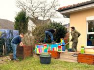 Eltern arbeiten im Garten der Villa Kunterbunt