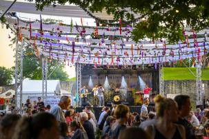 Livemusik unterm Blütenhimmel