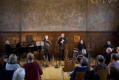 Chiara Metzner (Violine), Iveta Schober (Viola), Frank Opper (Bass), Olli Schmitz (Percussion), Emma Ross (Gesang), Dieter Kordes (Flügel): Bild vom Konzert 2023 