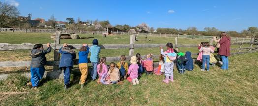 Kinder vor dem Zaun am Freilichtlabor Lauresham