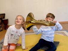 2 Kinder bei der musikalischen Früherziehung
