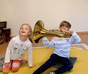 2 Kinder bei der musikalischen Früherziehung