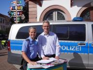 Polizeihauptkommissarin Stephanie Hellermann-von Serkowsky und Bürgermeister Schönung