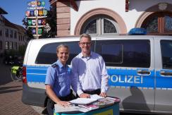 Polizeihauptkommissarin Stephanie Hellermann-von Serkowsky und Bürgermeister Schönung