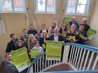 Bürgermeister Christian Schönung und Vertreterinnen und Vertreter der Unternehmen präsentieren die Lorscher Ausbildungsnacht. (Foto: Entwicklungsgesellschaft Lorsch mbH) 