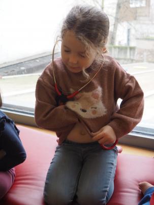 Kind bei er Projektarbeit mit dem Stethoskop