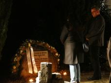 Stadtverordnetenvorsteherin und Bürgermeister am Gedenkstein