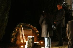 Stadtverordnetenvorsteherin und Bürgermeister am Gedenkstein