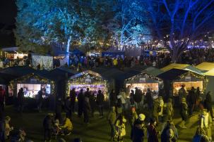 Blick über den Weihnachtsmarkt von der Klostermauer aus