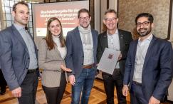 Für die Zukunft von Lorsch: Staatsminister Kaweh Mansoori (re.) hat einen Förderbescheid über 3,3 Millionen Euro an Bürgermeister Christian Schönung (2.v.re.) übergeben. Die ProjektStadt – (v. li.) Christian Schwarzer, Laura Pfisterer und Gregor Voss – unterstützt beim Fördermittelmanagement. Foto: NHW / Marc Strohfeldt