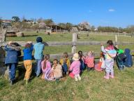 Kinder vor dem Zaun am Freilichtlabor Lauresham