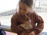 Kind bei er Projektarbeit mit dem Stethoskop