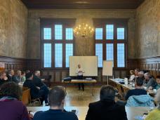 Diskussionen beim Vereinsfrühschoppen