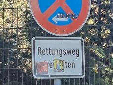 Verkehrsschild mit Aufklebern