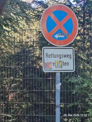 Verkehrsschild mit Aufklebern