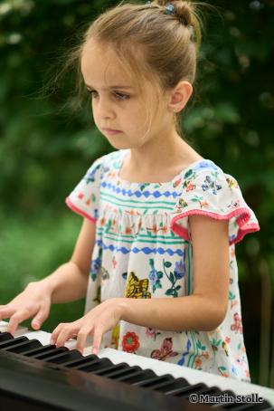 Junge Musikschülerin am Keyboard im Johanniter-Garten