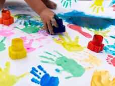 Kinder machen Handabdrücke