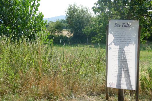 Tafel mit einem Gedicht im Feld
