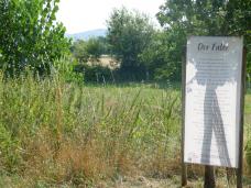 Tafel mit einem Gedicht im Feld